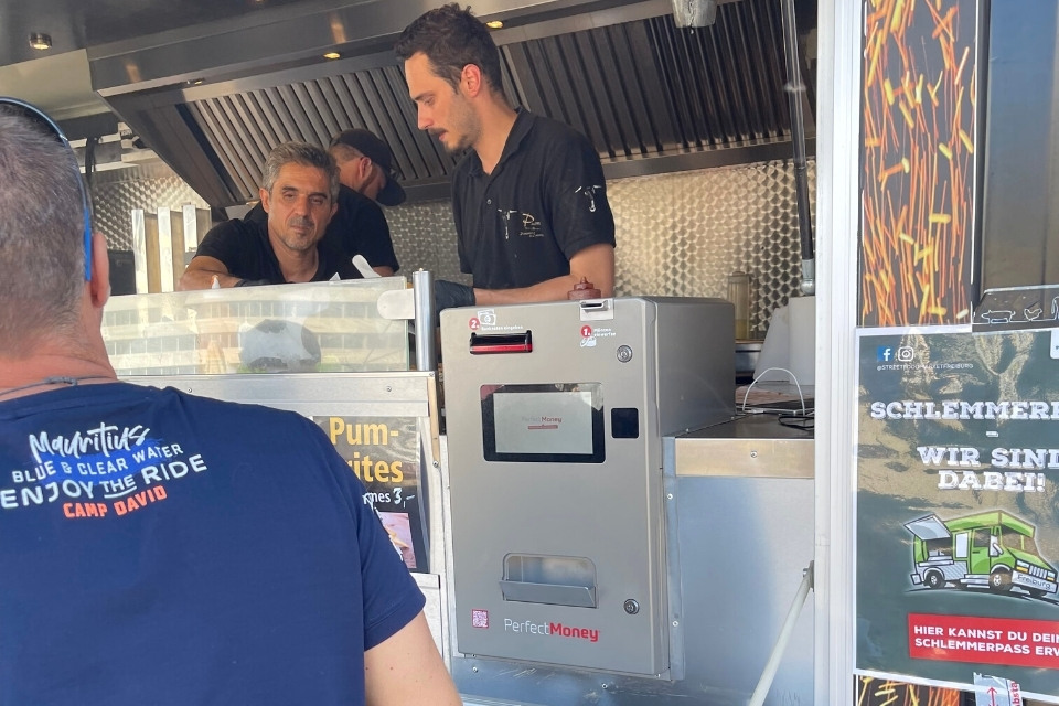 PerfectMoney Bezahlautomat Vicky beim Einsatz im Foodtruck auf einem Foodfestival.