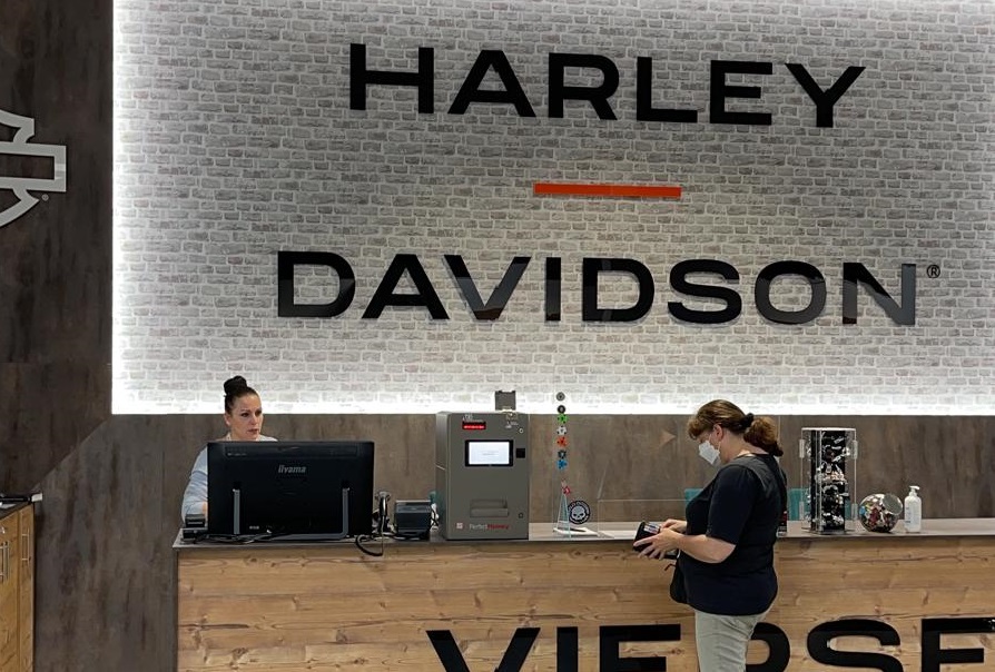 Harley Davidson Viersen setzt auf den handlichen Bezahlautomaten PerfectMoney Vicky.